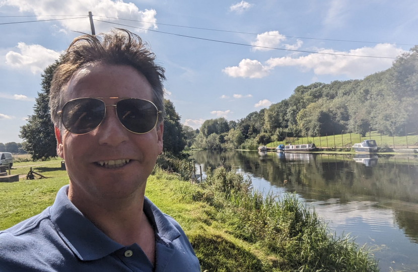 Nigel Huddleston MP starts the Riverside Sponsored Walk.