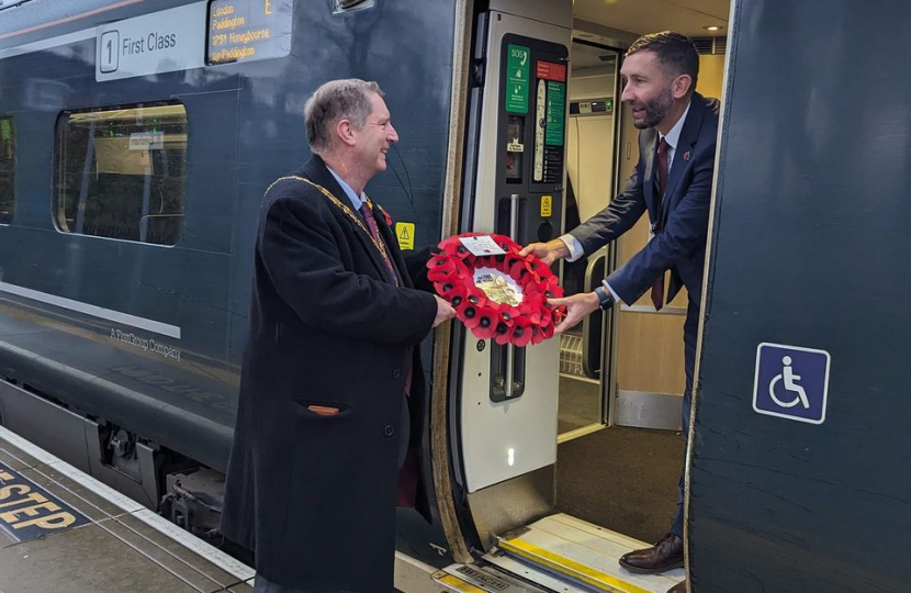 Nigel Huddleston MP hands over Remembrance Wreath as part of GWR's 'Poppies to Paddington'.