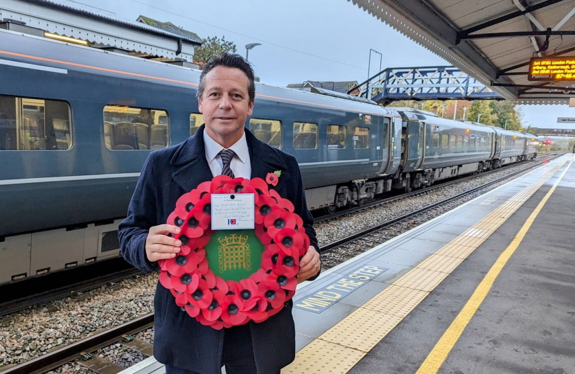 Nigel Huddleston MP hands over Remembrance Wreath as part of GWR's 'Poppies to Paddington'.