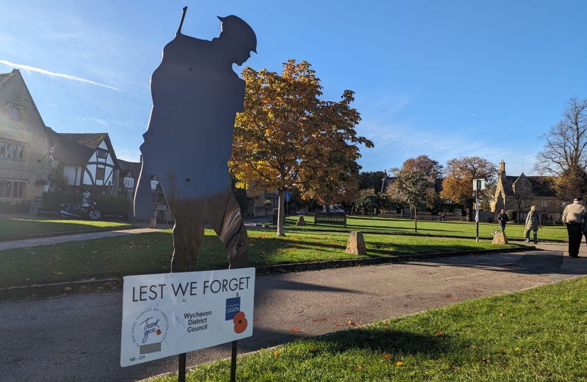 Nigel Huddleston joins Armistice Day ceremony in Broadway.