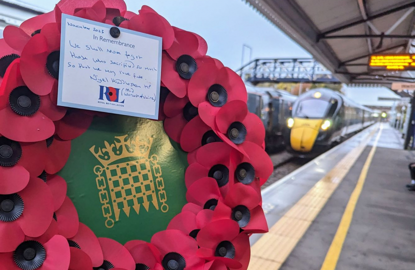 Nigel Huddleston MP hands over Remembrance Wreath as part of GWR's 'Poppies to Paddington'.