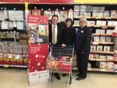 Nigel Huddleston MP at Tesco Food Collection