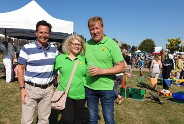 Nigel Huddleston MP at Hampton Flower Show